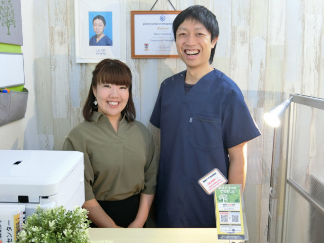 受付スタッフと施術者の院長